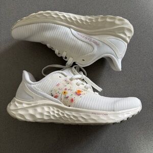 New Balance White Floral Accent Fresh Foam Arishi Sneakers